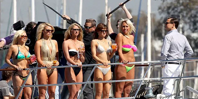 Pengganti Piala Oscar, Leonardo DiCaprio Dicium Aktris Berbikini