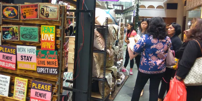 Penjaga Outlet Kebanjiran Rezeki di Dream Market 2017