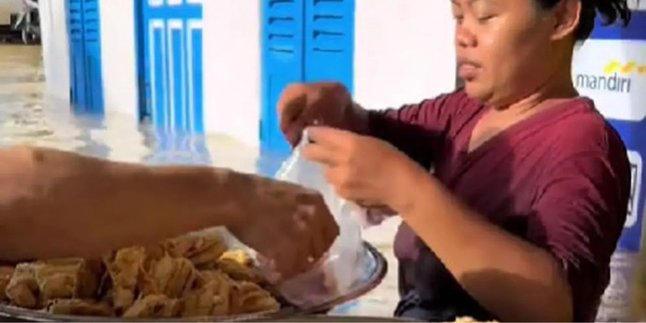 Fried Food Seller in Landak Regency Continues to Sell Despite Being Flooded, Netizens Call it 'Really Closed During the Apocalypse'