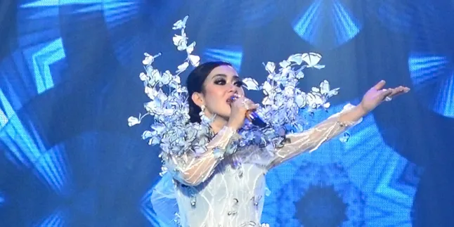 Penuh Diamond Mewah, Dress Syahrini Ini Dibuat Oleh Desainer Top Penuh Diamond Mewah, Dress Syahrini Ini Dibuat Oleh Desainer Top