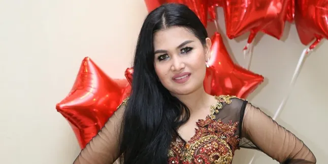 Penuh Lumpur, Camel Petir Beri Bantuan Korban Banjir di Jakarta