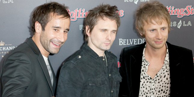 Penuh Penghayatan, Beginilah Gaya Matt Bellamy Bermain Drum