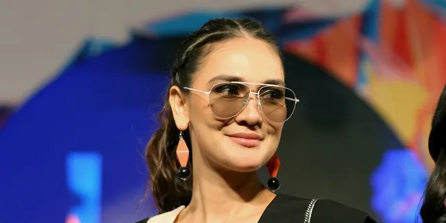 Penuh Penghayatan, Luna Maya Nyanyikan Lagu 'Sang Penggoda' di Ultah Ashanty Penuh Penghayatan, Luna Maya Nyanyikan Lagu 'Sang Penggoda' di Ultah Ashanty