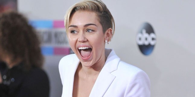 Penuhi Janji, Miley Cyrus dan Fans Bermesraan di Atas Panggung!