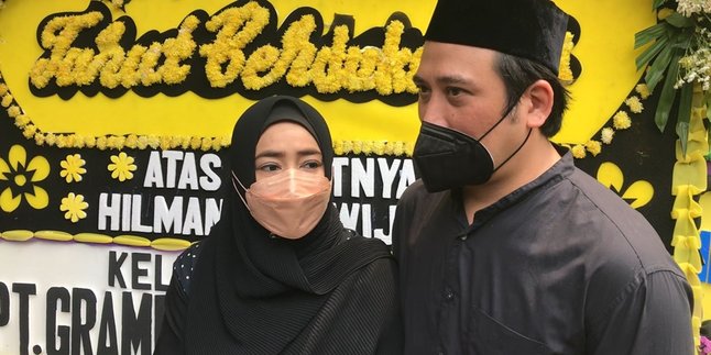 Author Hilman Hariwijaya Dies Due to Complications, Shared His Acceptance of the Disease with Cindy Fatika Sari