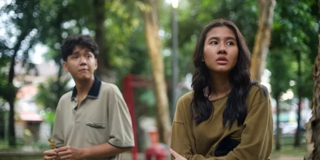 'PENYALIN CAHAYA', Film Panjang Pertama Wregas Bhanuteja yang Pertemukan Shenina Cinnamon dan Chicco Kurniawan
