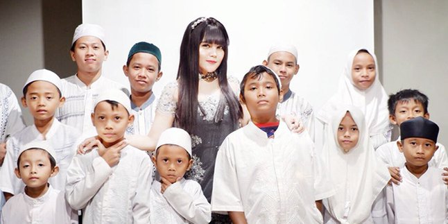 Penyanyi Cantik Ini Rilis Single Debut Sekaligus Beri Santunan Untuk Anak Yatim