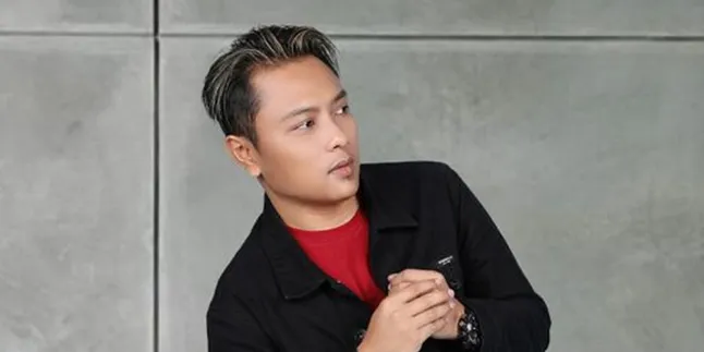 Penyanyi Firman Blank Gandeng Pak Tarno Jadi Model Video Klip Lagu 'Bucin' Penyanyi Firman Blank Gandeng Pak Tarno Jadi Model Video Klip Lagu 'Bucin'
