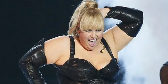 Penyanyi Ini Punya Dua Nipple di Dada Kiri?