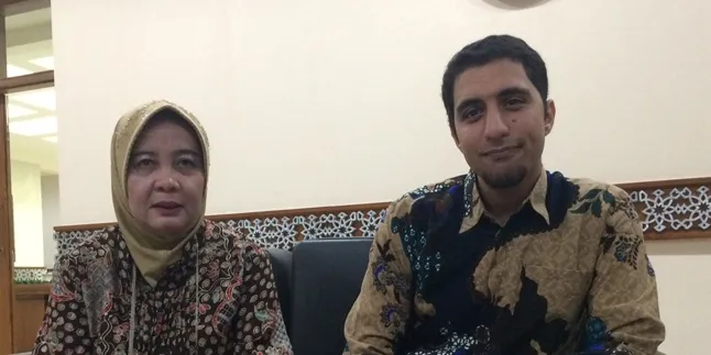 Penyanyi Islam Dari Amerika Ini Jadi 'Backpacker' di Indonesia