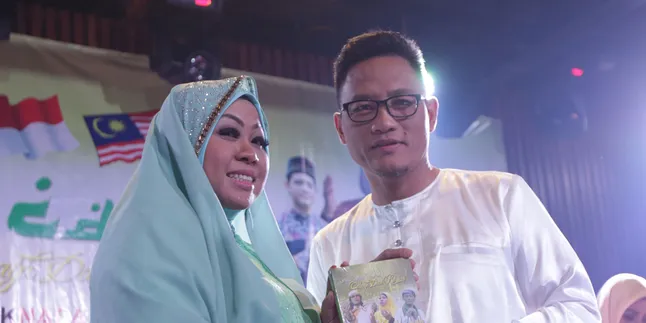 Penyanyi Malaysia Dapat Nama Kehormatan Dari Keluarga Deddy Dores