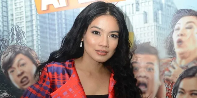 Perankan Penyanyi dengan Suara Mendesah Manja, Titi Kamal Sindir Syahrini?