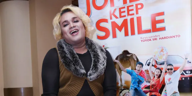 Perankan Setan Blonde, Tata Liem Terbang di Atas Kuburan
