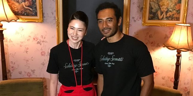 Portraying the Husband of an Domestic Violence Perpetrator, Ario Bayu Reveals Feeling Guilty for Hurting Laura Basuki