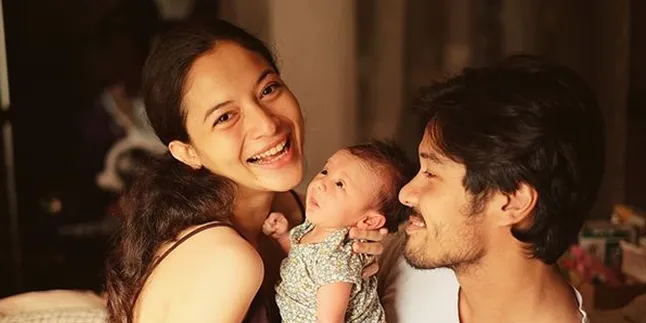 Perdana, Chicco Jerikho dan Putri Marino Ajak Surinala Makan di Luar Rumah Perdana, Chicco Jerikho dan Putri Marino Ajak Surinala Makan di Luar Rumah