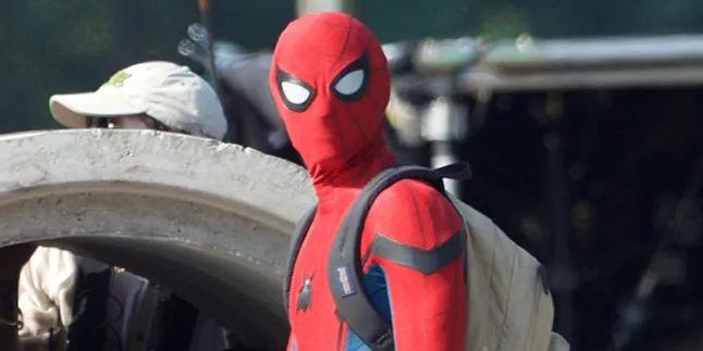 Perdana! Foto Spider-Man Pakai Tas Sekolah di 'HOMECOMING' Perdana! Foto Spider-Man Pakai Tas Sekolah di 'HOMECOMING'