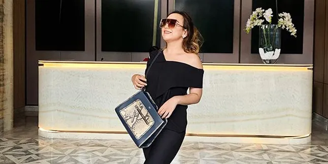 Perdana, Salmafina Sunan Pajang Foto Pakai Salib di Akun Pribadi