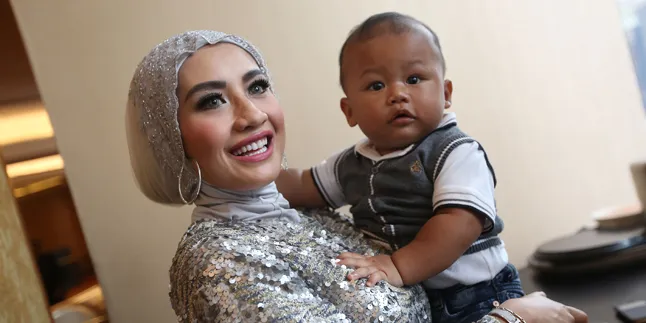 Perdana! Shinta Bachir Kenalkan Putra Tembem-nya ke Publik Perdana! Shinta Bachir Kenalkan Putra Tembem-nya ke Publik