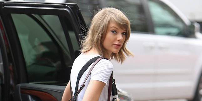 Perform, Taylor Swift Bawa 2 Model Cantik di Atas Panggung