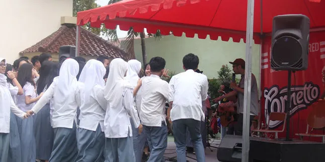 Performa Band Dari SMA 62 di Taylor Swift Red Tour Goes to School