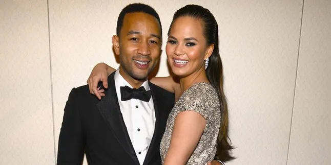 Pergi ke Pesta, Chrissy Teigen-John Legend Kembaran Warna Baju Pergi ke Pesta, Chrissy Teigen-John Legend Kembaran Warna Baju