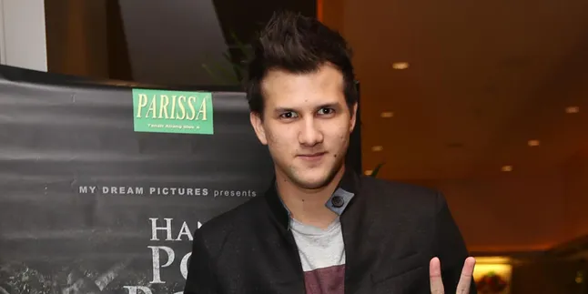 Pergi Umrah, Stuart Collin Tampak Lebih Ganteng