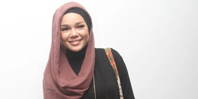 Peringati Hari Pelanggan Nasional, Dewi Sandra Nikmati CFD