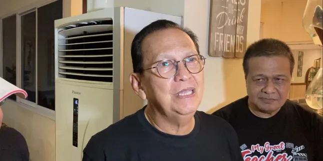 Peringati Hari Ulang Tahunnya yang Ke 71, Roy Marten Ogah Diberi Kado Peringati Hari Ulang Tahunnya yang Ke 71, Roy Marten Ogah Diberi Kado