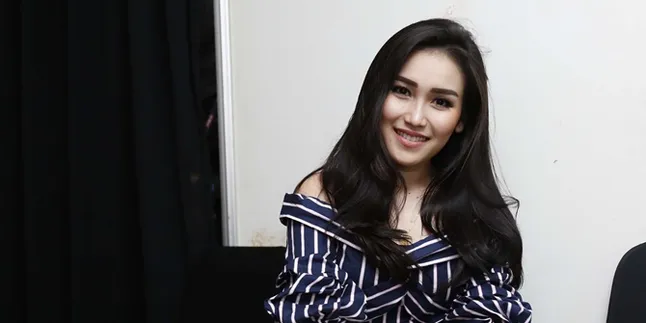 Peringati Kepulangan Ibu dari Umroh, Ayu Ting Ting Ajak Keluarga Liburan ke Malaysia Peringati Kepulangan Ibu dari Umroh, Ayu Ting Ting Ajak Keluarga Liburan ke Malaysia