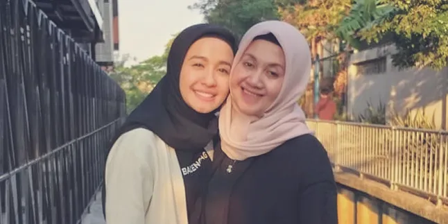 Pernah Bikin Salah, Laudya Cynthia Bella Cuci Kaki & Sujud di Hadapan Ibunda Pernah Bikin Salah, Laudya Cynthia Bella Cuci Kaki & Sujud di Hadapan Ibunda