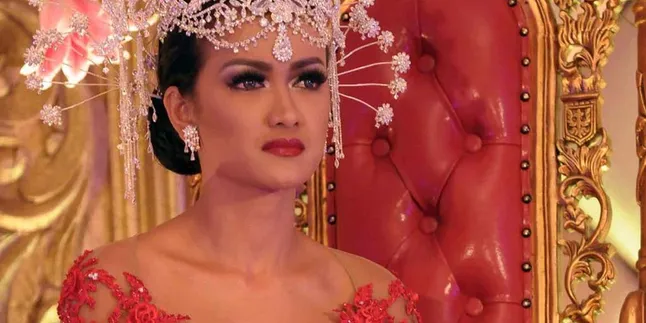 Pernikahan Ditunda, Julia Perez Menangis