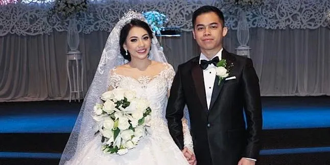 Pernikahan Kezia Karamoy Gabungkan Konsep Cinderella & Adat Dayak