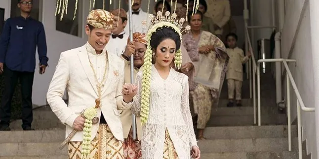 Pernikahan Tarra Budiman, Pilih Kebaya & Busana Tempo Dulu