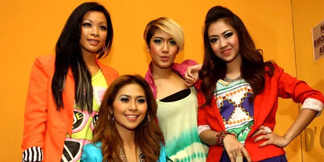 Personel Foxy Girls Pingsan di Atas Panggung