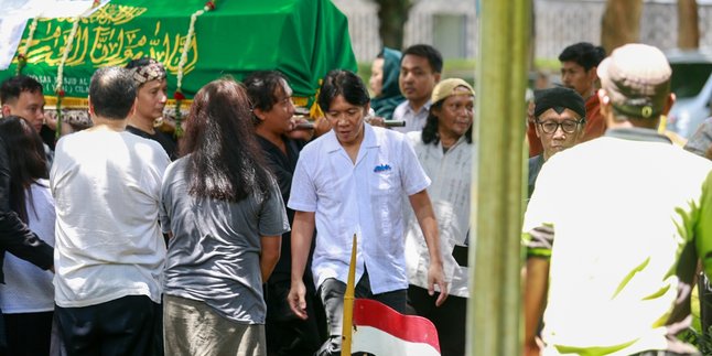 Slank Personnel to BCL Also Accompany Bimbim Slank's Father to His Final Resting Place