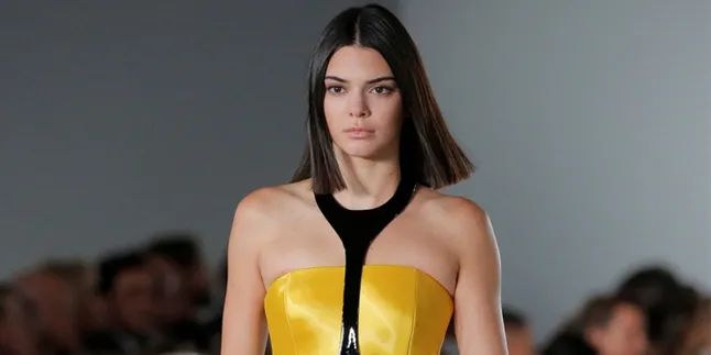 Pertama Kali Datang ke Golden Globes, Kendall Jenner Cantik & Stunning!