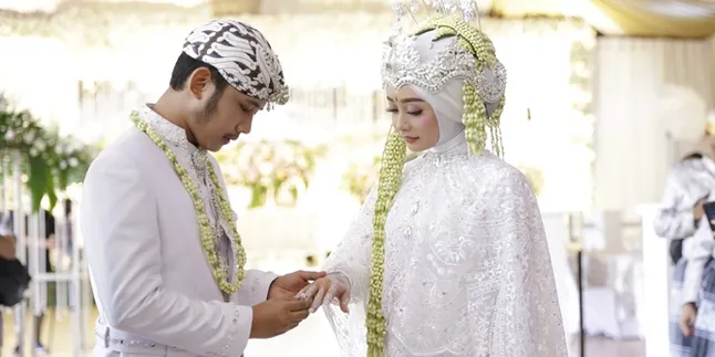 Pertama Kali Pulang ke Makassar Bareng Ega Noviantika, Rafly Nangis Disambut Keluarga Pertama Kali Pulang ke Makassar Bareng Ega Noviantika, Rafly Nangis Disambut Keluarga