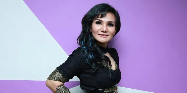 Pertama ke Singapura Nina Wang Langsung Pose di Merlion Park