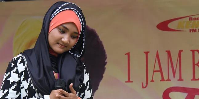 Pertama Nyoblos, Fatin Shidqia Langsung Sebar 'Salam Kelingking'