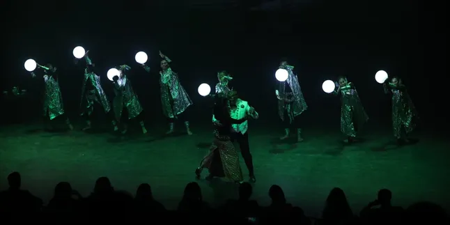 Pertunjukan Musikal Habis Gelap Terbitlah Terang Memukau, Kisah Perjuangan RA Kartini yang Diinterpretasikan Melalui Tango dan Tari Jawa Pertunjukan Musikal Habis Gelap Terbitlah Terang Memukau, Kisah Perjuangan RA Kartini yang Diinterpretasikan Melalui Tango dan Tari Jawa