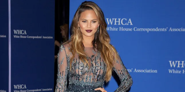 Perut Makin Buncit, Chrissy Teigen Nekat Pakai High Heels Perut Makin Buncit, Chrissy Teigen Nekat Pakai High Heels