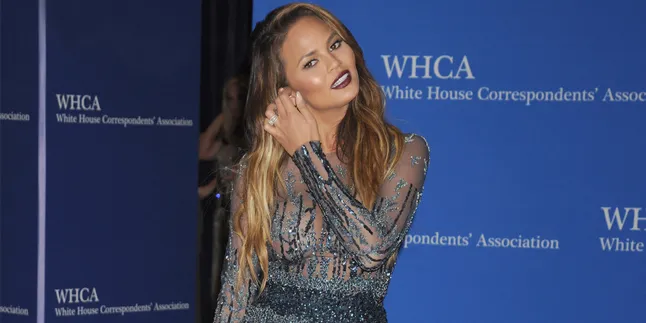 Perut Makin Buncit, Chrissy Teigen Nekat Tampil Buka-Bukaan Perut Makin Buncit, Chrissy Teigen Nekat Tampil Buka-Bukaan