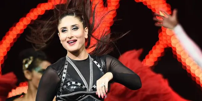 Perut Punggung Terbuka, Kareena Kapoor Bikin Pria Ternganga Perut Punggung Terbuka, Kareena Kapoor Bikin Pria Ternganga