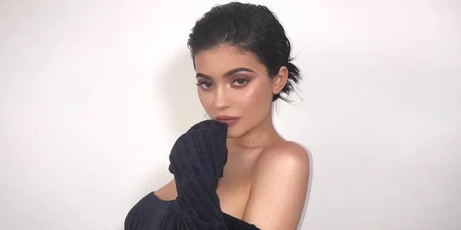 Perutnya Dibilang Buncit, Kylie Jenner Pilih Angkat Baju di Instagram