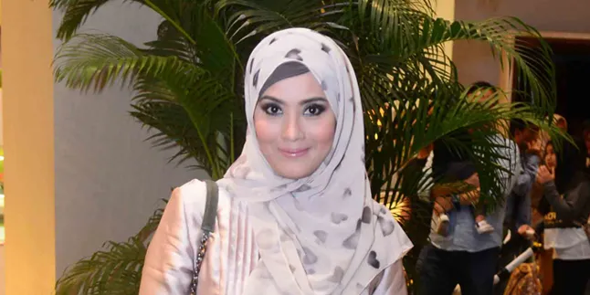 Pesan Elma Theana Untuk AA Gatot Yang Ada di Dalam Tahanan Pesan Elma Theana Untuk AA Gatot Yang Ada di Dalam Tahanan