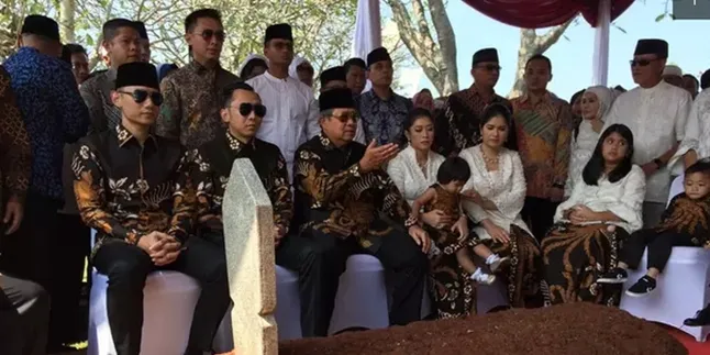Pesan Terselubung di Balik Batik Pilihan Ani Yudhoyono Untuk Idul Fitri 2019 Pesan Terselubung di Balik Batik Pilihan Ani Yudhoyono Untuk Idul Fitri 2019