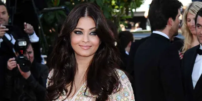 Pesawat Delay, Aishwarya Rai Terlambat Hadiri Red Carpet Cannes Pesawat Delay, Aishwarya Rai Terlambat Hadiri Red Carpet Cannes