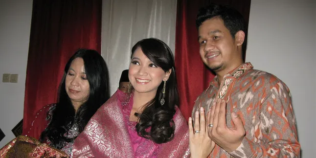 Pesinetron Vanda Rainy January Resmi Tunangan