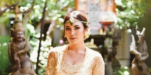 Enchanting Beauty of 5 Indonesian Artists Wearing Balinese Traditional Clothing