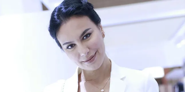 Pesona Hot Sophia Latjuba, Cantik Dengan Dress Valentino Gaya High Slit